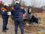 В Псковском районе пьяный водитель оказался зажат в опрокинувшемся автомобиле