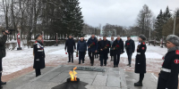 Участники круглого стола в Великих Луках возложили цветы к могиле Александра Матросова - Pln-Pskov.Ru