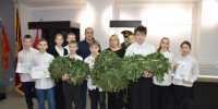 Единороссы Пскова передали в школьный музей маскировочные сети - Единая Россия
