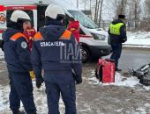 В Пскове доставщика продуктов на электровелосипеде сбили сразу два автомобиля