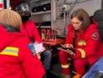 В Пскове доставщика продуктов на электровелосипеде сбили сразу два автомобиля