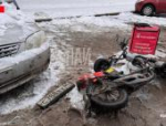 В Пскове доставщика продуктов на электровелосипеде сбили сразу два автомобиля