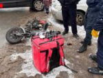 В Пскове доставщика продуктов на электровелосипеде сбили сразу два автомобиля