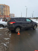 В Пскове доставщик на электровелосипеде врезался в паркующуюся машину. ФОТО