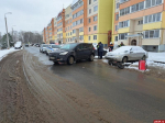 В Пскове доставщик на электровелосипеде врезался в паркующуюся машину. ФОТО