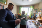 Бывшая малолетняя узница подарила псковскому губернатору экоковрик и попросилась на экскурсию в экотехнопарк