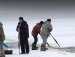 В Псковской области 13 рыбаков отрезало от берега, спастись помогла лишь русская смекалка. Видео