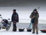В Псковской области 13 рыбаков отрезало от берега, спастись помогла лишь русская смекалка. Видео