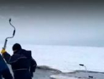 В Псковской области 13 рыбаков отрезало от берега, спастись помогла лишь русская смекалка. Видео
