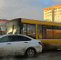 Lada Vesta и автобус столкнулись напротив Ледового дворца в Пскове - Pln-Pskov.Ru