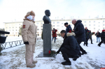 Возложение цветов прошло в Аллее Героев в псковском поселке Промежицы