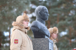 Возложение цветов прошло в Аллее Героев в псковском поселке Промежицы