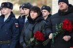 Возложение цветов прошло в Аллее Героев в псковском поселке Промежицы