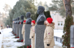 Возложение цветов прошло в Аллее Героев в псковском поселке Промежицы