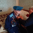 Алексей Наумец вручил одному из старейших десантников России медаль к 80-летию Победы - Правительство Псковской области