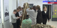 Поговорили о героях СВО и сплели маскировочную сеть. Для семиклассников 22-й школы провели урок мужества - ГТРК Псков