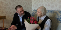 Депутат Дмитрий Барабанов поздравил ветерана труда с 95-летием и вручил юбилейную медаль Победы - Pln-Pskov.Ru