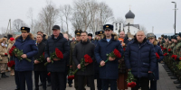 Цветы в память подвига 6-й роты возложены к мемориалу защитникам Отечества в Выбутах - Правительство Псковской области