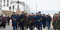 Цветы в память подвига 6-й роты возложили к мемориалу защитникам Отечества в Выбутах - Собрание депутатов