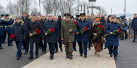 Цветы в память подвига 6-й роты возложили к мемориалу защитникам Отечества в Выбутах - Единая Россия