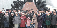 К псковскому памятнику «Купол» торжественно возложили цветы в день памяти 6-й роты - Pln-Pskov.Ru