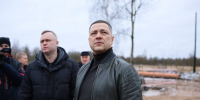 Михаил Ведерников на стройплощадке в Острове-3. Фото: ПАИ - InformPskov.Ru