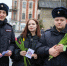 Псковские полицейские поздравили жительниц города с 8 Марта - InformPskov.Ru