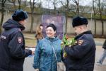 Псковские полицейские поздравили жительниц города с 8 Марта