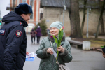 Псковские полицейские поздравили жительниц города с 8 Марта