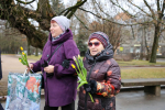Псковские полицейские поздравили жительниц города с 8 Марта
