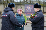 Псковские полицейские поздравили жительниц города с 8 Марта