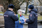 Псковские полицейские поздравили жительниц города с 8 Марта