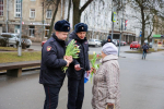 Псковские полицейские поздравили жительниц города с 8 Марта