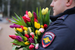 Псковские полицейские поздравили жительниц города с 8 Марта