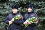 Псковские полицейские поздравили жительниц города с 8 Марта