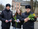 Псковские полицейские поздравили женщин в преддверии 8 Марта
