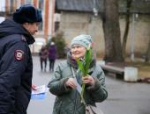 Псковские полицейские поздравили женщин в преддверии 8 Марта