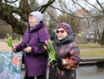 Псковские полицейские поздравили женщин в преддверии 8 Марта