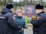 Псковские полицейские поздравили женщин в преддверии 8 Марта