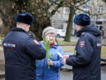 Псковские полицейские поздравили женщин в преддверии 8 Марта