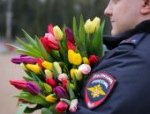 Псковские полицейские поздравили женщин в преддверии 8 Марта