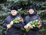 Псковские полицейские поздравили женщин в преддверии 8 Марта