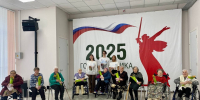 Волонтёры Центра 80-летия Победы поздравили женщин соцгородка с 8 Марта. Фото здесь и далее: комитет по молодежной политике Псковской области - InformPskov.Ru