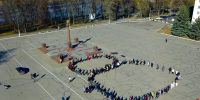 В большую восьмерку выстроились участники акции в преддверии Международного женского дня в Великих Луках. Фото: администрация Великих Лук - InformPskov.Ru