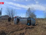 Водителя госпитализировали после того, как он вылетел через стекло автомобиля