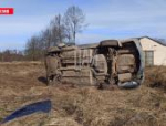 Водителя госпитализировали после того, как он вылетел через стекло автомобиля