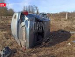 Водителя госпитализировали после того, как он вылетел через стекло автомобиля