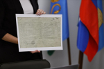 Найденный орден Сергея Матросова передали его внучке в семейный архив