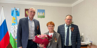 Александр Козловский вручил медаль к 80-летию Победы малолетней узнице в Опочке - Pln-Pskov.Ru