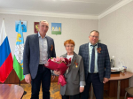 Александр Козловский вручил медаль к 80-летию Победы малолетней узнице в Опочке